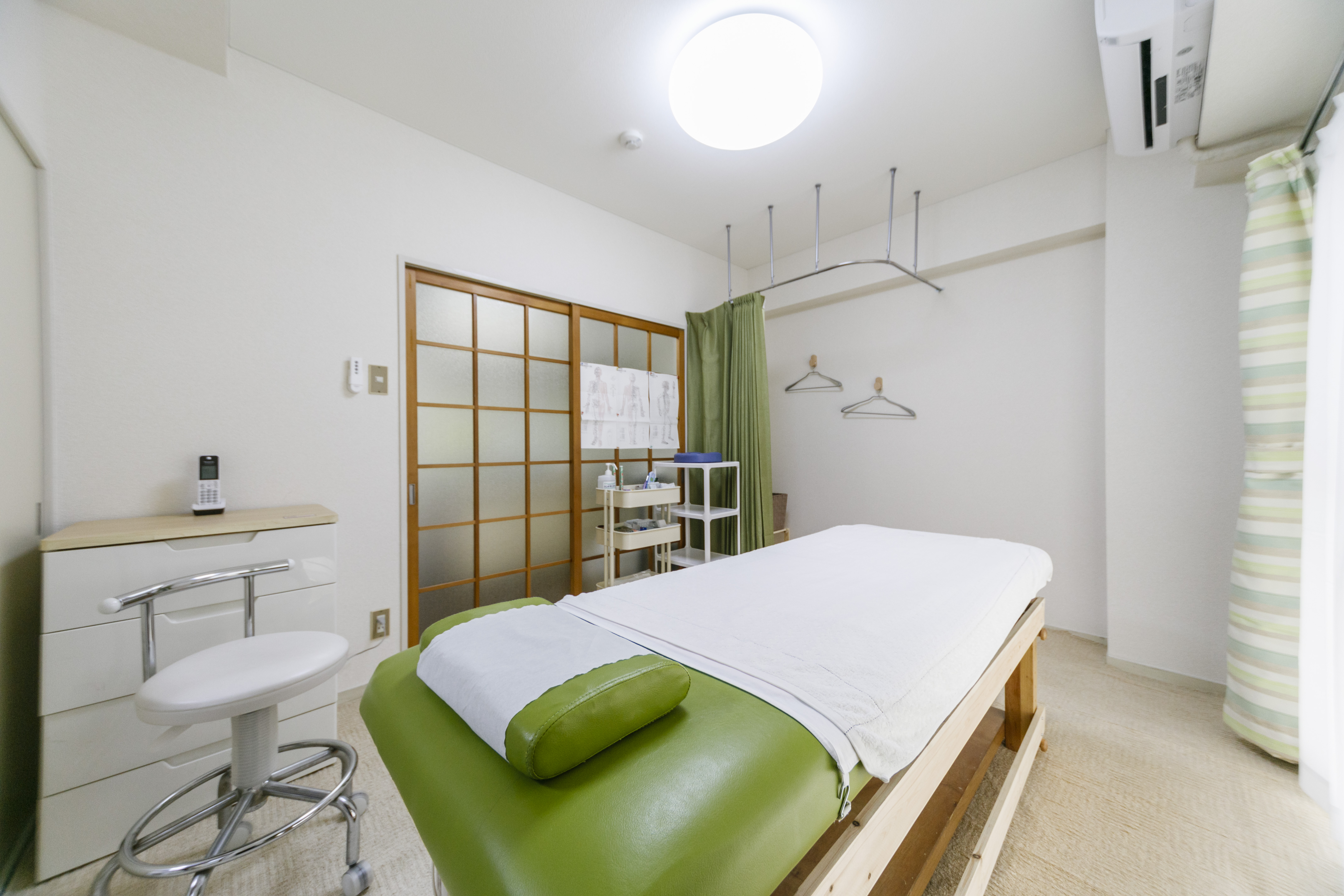 施術補助の手元